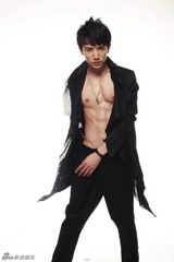 组图：许诺拍摄性感大片 霸气外露展现男性魅力