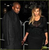 组图：卡戴珊透视装大秀巨乳 东西半球抢镜