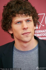 组图：艾森伯格亮相《夜色行动》发布会