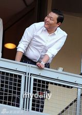 组图：少女时代宋承宪等捧场美国职业棒球比赛