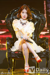 组图：SHINee打榜夺冠画花脸 朴志胤AOA性感　