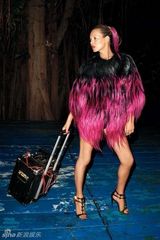 组图：凯特-莫斯牙买加拍时尚封面 尽显狂野性感