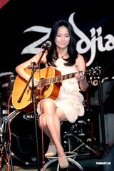 高清组图：黄龄台北宣传新碟 女生可以只立业不成家