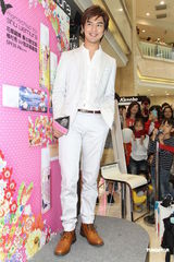 组图：陈柏霖白色西装亮相 自称比大仁哥有趣