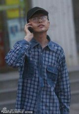 幻灯图:巩汉林鼻青脸肿贴胶带 24小时内判若两人