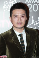 组图：阿Sa(蔡卓妍)笑指男友胸大要戴bra