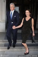 组图：道格拉斯紧握爱妻晒幸福 泽塔琼斯黑裙高贵