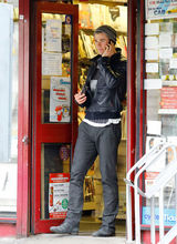 高清图：克里斯-海姆斯沃斯现身伦敦 吐舌表情多