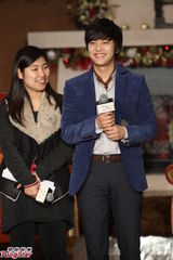 组图：金桢勋优雅亮相腼腆与女粉丝拥抱