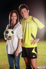 组图：宥胜发片唱情歌 张钧甯相助合拍MV