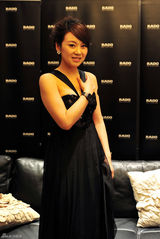 高清图：闫妮再度牵手国际品牌 气质非凡完美邂逅 