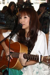 组图：宇珩相隔四年发专辑 马来帮光良戴佩妮祝贺