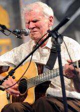 组图：老牌民谣歌手道克-沃特森去世 享年89岁