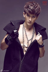 组图：至上励合张远写真曝光 真空秀胸肌