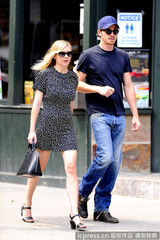 组图：邓斯特与男友享午后时光 印花紧身裙闪亮迷人