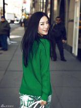 组图：秦岚春日最新写真 绿装明亮清新动人