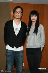 幻灯图：郑中基发布会情动落泪 阿Sa(蔡卓妍)体贴送面纸