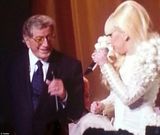 组图：LadyGaga天鹅白裙献唱白宫