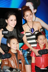 组图：TWINS揭幕游戏展 阿Sa生病不敢与男友看医生