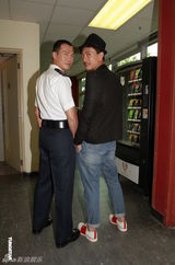 组图：谢天华等演员亮相新剧《潜行狙击》拜神仪式