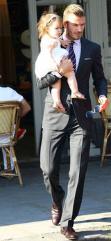 组图：维多利亚携女外出 小贝显露父爱