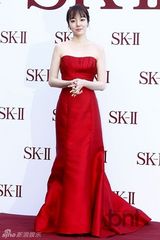 组图：汤唯林秀晶李妍熙出席活动同穿红裙斗艳