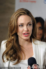 组图：朱莉助阵国际妇女会议 与美国前总统侄女同场