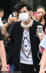 组图：周杰伦现身上海 保安开路粉丝追拍