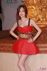 组图：王心凌双手撑腰 外露黑色Bra狂挤胸