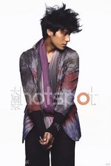 幻灯图：陈坤时尚写真登封面 自称用十年学会放空