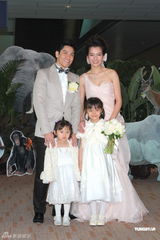 组图：吕慧仪结婚秀钻戒 陈志云等好友到场庆贺