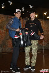 组图：林俊杰送Kimi皮外套 林志颖探班反客为主