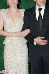 组图：晶刚香港婚宴 郭晶晶坠钻礼服挽霍启刚亮相