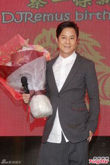 组图：草蜢蔡一杰庆47岁生日 为慈善捐贴身泳裤