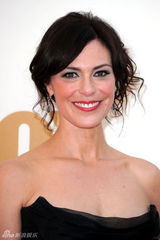 组图：艾美奖红毯 米切尔-福布斯黑色裹胸气质迷人