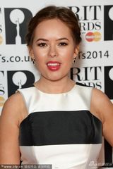 组图：Tanya Burr条纹裙亮相 丰满可爱惹人怜