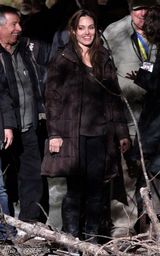 组图：朱莉匈牙利拍导演处女作 皮特随行献吻秀恩爱