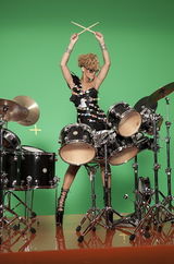 高清组图：蕾哈娜最新MV写真曝光 变疯狂摇滚女郎