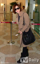 组图：韩团T-ara赴京会歌迷现身机场挥手问候