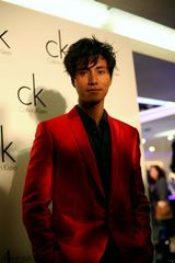 组图：陈坤鲜红西装抢眼 《迹》影像展今晚开幕