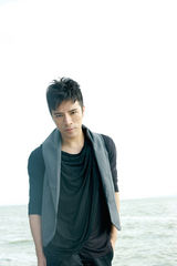 组图：歌手小黑马黄智博写真出炉 演绎冷色系男生