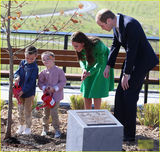 组图：凯特王妃着清新绿裙与小朋友种树兴致足