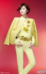 组图：阿Sa(蔡卓妍)着春夏新装登杂志封面展花样年华