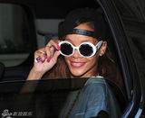 组图：蕾哈娜墨镜白裙清纯 嘟红唇鲜艳欲滴