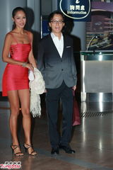 组图：晶刚香港婚宴 蒋怡红色礼服性感与男友现身