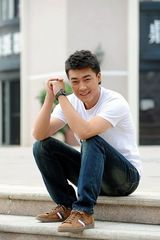 组图：《贤妻》厦门热拍 乔大韦微笑温暖