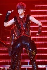 幻灯图：罗志祥个唱舞动红馆 杨丞琳任嘉宾遭强吻