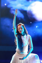 组图：张靓颖绿衣衬环保 萨顶顶秀舞技