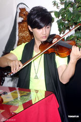 组图：炎亚纶自曝爱强吻 新剧收视不敌汪东城