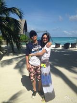 组图：刘芸晒婚礼现场照 与郑钧甜蜜拥吻